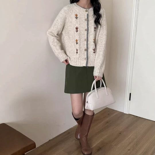 Damen Strickjacke mit floralem Design und hochwertigen Knopfdetails R&B