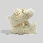 Damen Modische Sneakers mit einzigartigen Schnürdetails und verstärkter Sohle