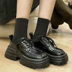 Damen Chunky Schnürschuhe mit robustem Profil und glänzender Oberflächenstruktur R&B