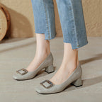 Damen eleganter Blockabsatz-Pumps mit funkelndem Schmuckdetail