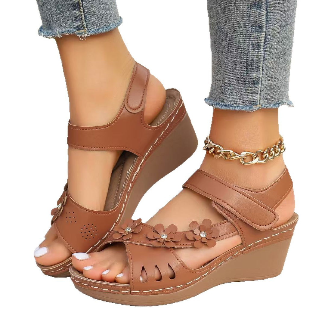 Damen Bequeme Wedge-Sandaletten mit Blumenapplikationen und individuell verstellbarem Riemen R&B