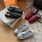 Damen Sportliche Sneakers aus glänzendem Metallic-Leder mit flexiblem Schnürsystem