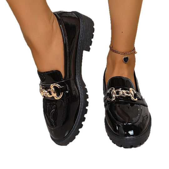 Damen modische Loafers mit glänzender Oberfläche und trendiger Kettenverzierung R&B