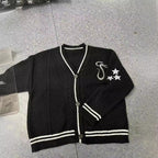 Damen nan gestrickte College-Cardigan mit Zopfmuster, V-Ausschnitt, kontraststreifen und gestickten Applikationen R&B