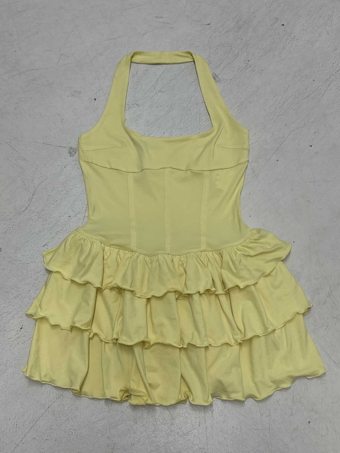 Damen Wickelkleid mit voluminösem Rüschensaum und eleganter Silhouette R&B