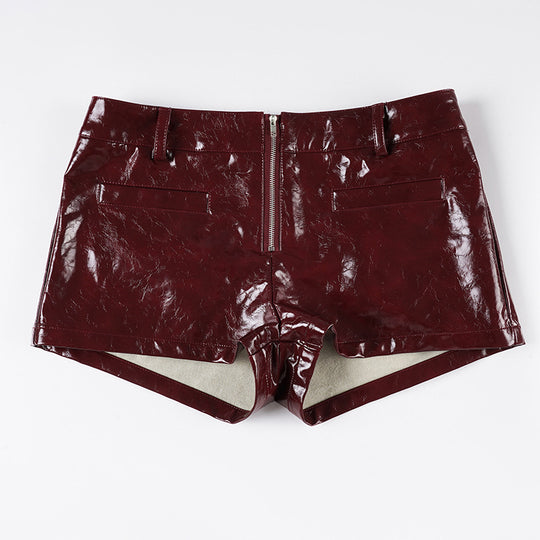 Damen Kunstleder-Shorts mit dekorativen Knopfdetails R&B