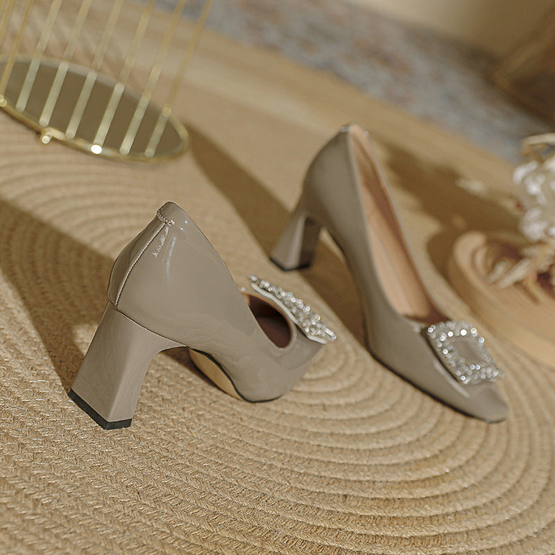Damen Hochglanz Pumps mit funkelnder Kristallschnalle R&B
