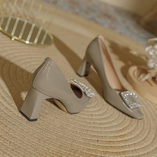 Damen Hochglanz Pumps mit funkelnder Kristallschnalle R&B