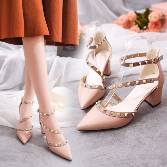Damen nan Riemchen‑Pumps mit Nietenapplikation, spitzer Zehenpartie und mittelhohem Blockabsatz R&B