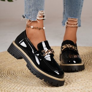 Damen Loafers mit glänzender Lackoberfläche und dekorativer Kettenakzent R&B