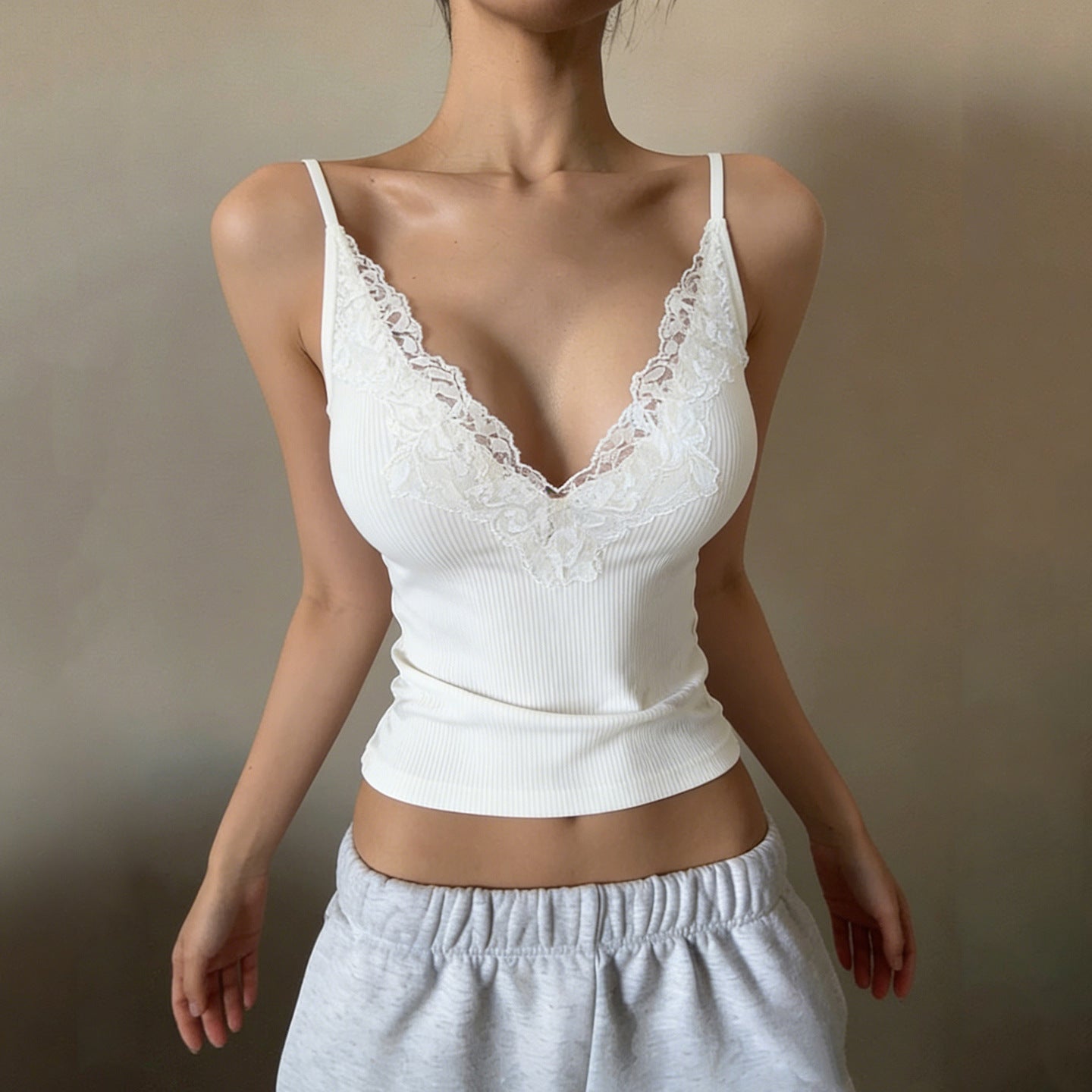 Damen Elegantes Top mit Spitzenverzierung und tiefem V-Ausschnitt R&B