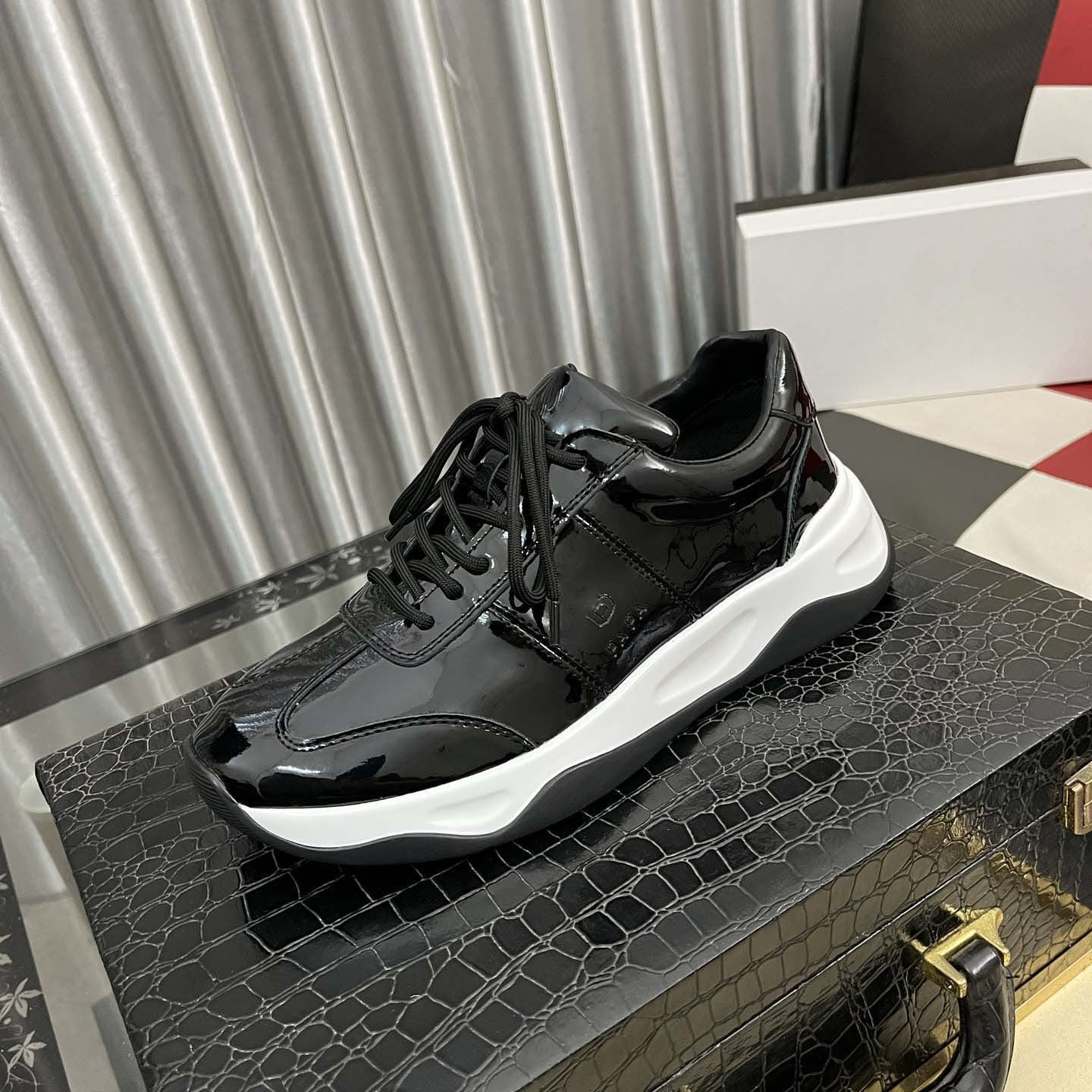 Damen Elegante Sneakers mit hochglänzender Oberfläche und dämpfender Laufsohle R&B