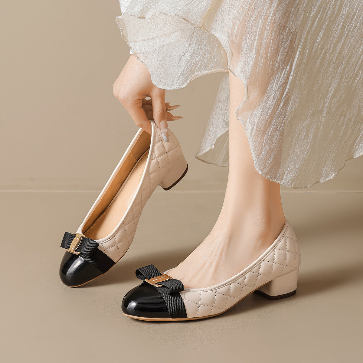 Damen Ballerinas mit elegantem Riemchen und modischer Lackspitze