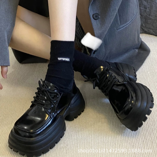 Damen Chunky Schnürschuhe mit robustem Profil und glänzender Oberflächenstruktur R&B