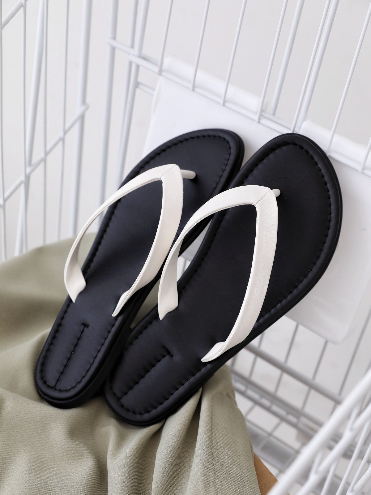 Damen Zehentrenner-Sandalen mit bequemem Fußbett und elegantem Riemendesign R&B