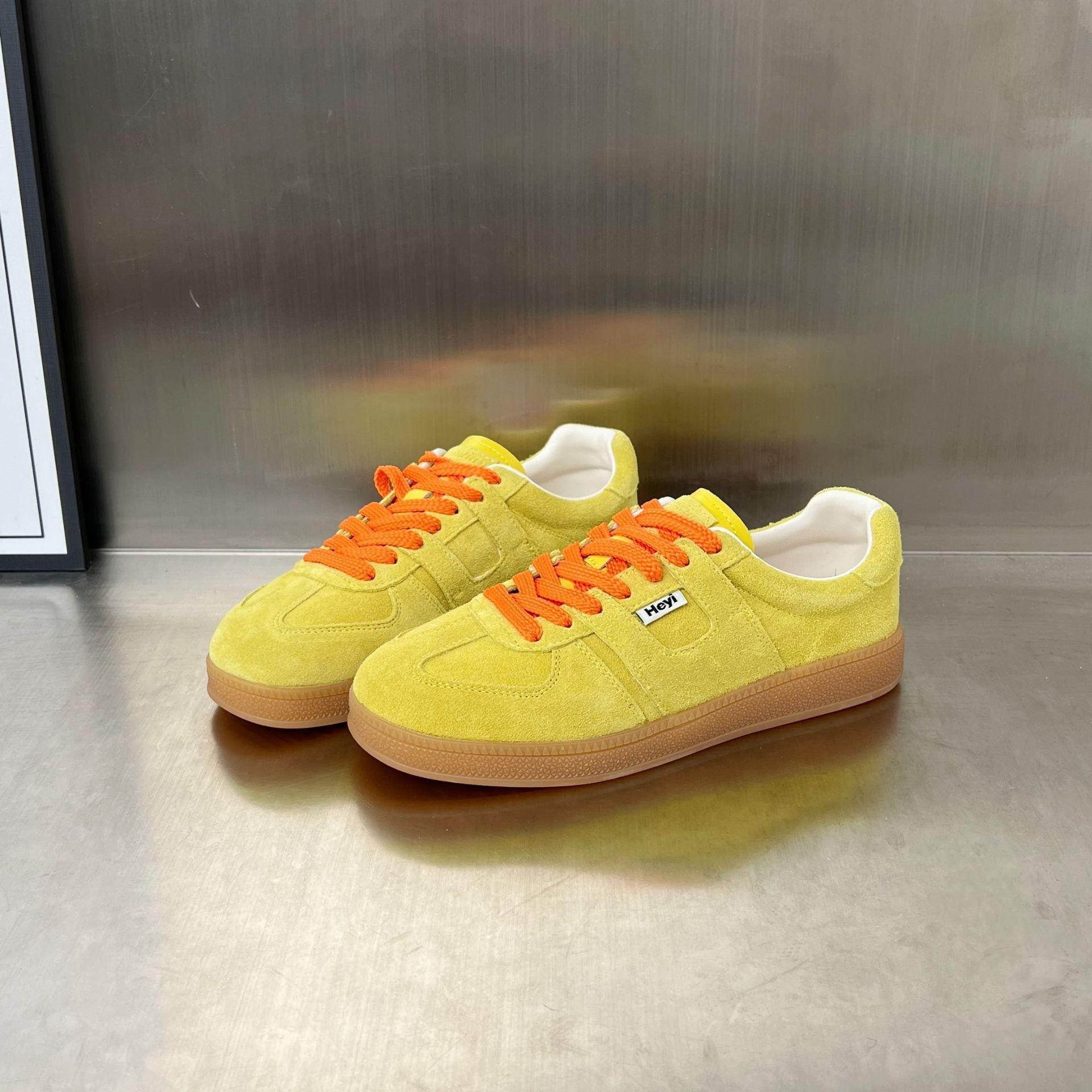 Damen Sportliche Sneaker aus weichem Wildleder mit modischem Schnürdesign R&B