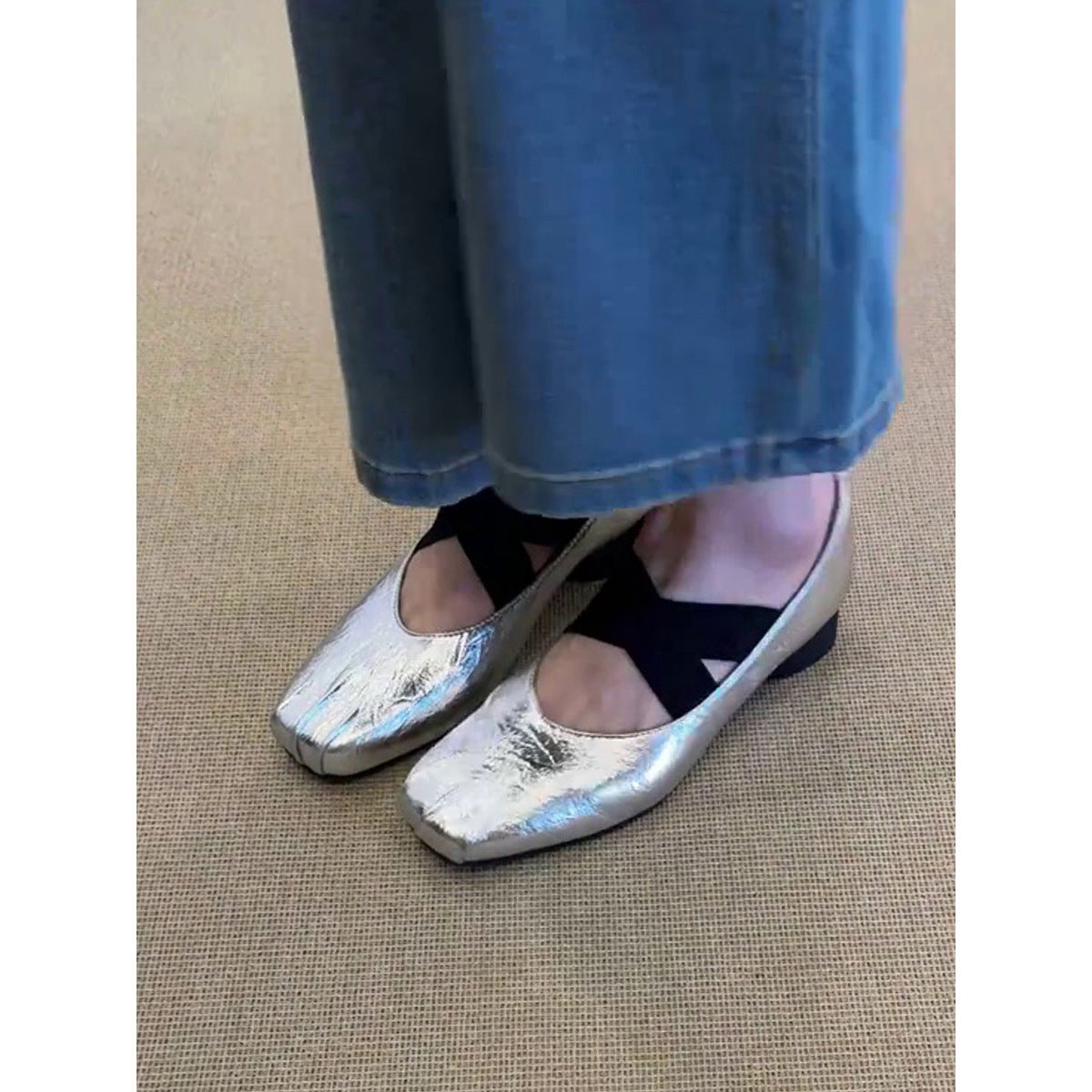 Damen Ballerina-Schuhe mit modischem Kreuzriemen und glänzender Oberfläche