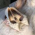 Damen Hochzeitsschuhe mit eleganten Blumenapplikationen und spitzem Design R&B