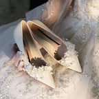 Damen Hochzeitsschuhe mit eleganten Blumenapplikationen und spitzem Design R&B
