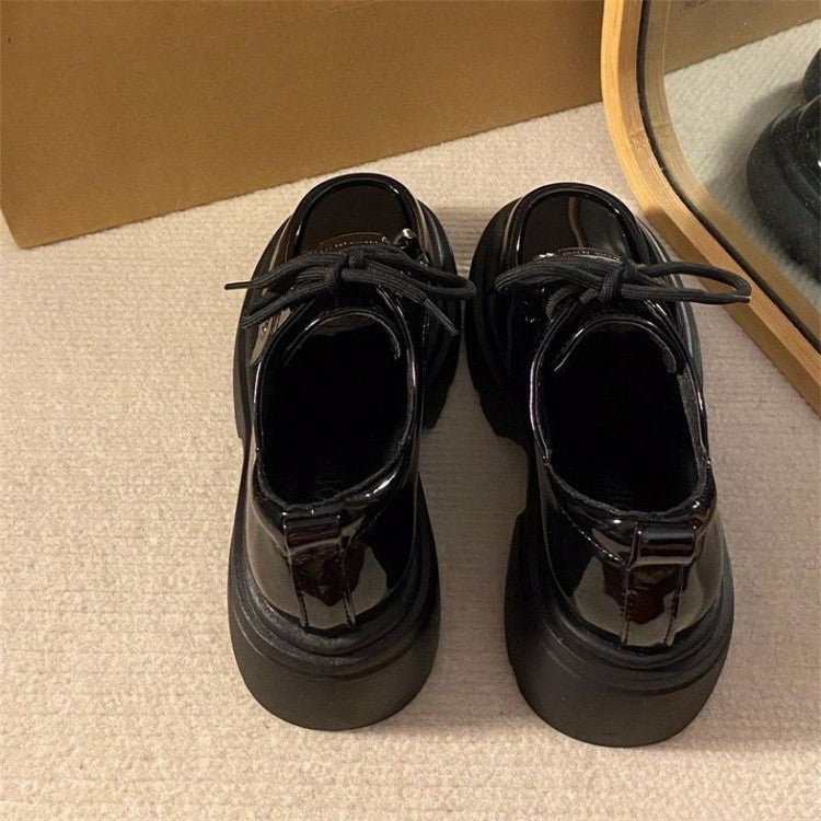 Damen Chunky Sneakers mit glänzender Oberfläche und modischem Anhänger R&B
