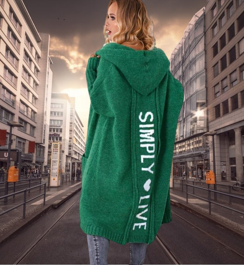Damen Oversized Strickmantel mit Hoodie und auffälligem Schriftzug R&B