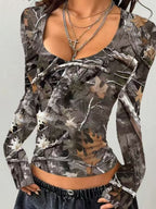 Damen Camouflage Langarmshirt mit V-Ausschnitt und modernen Details