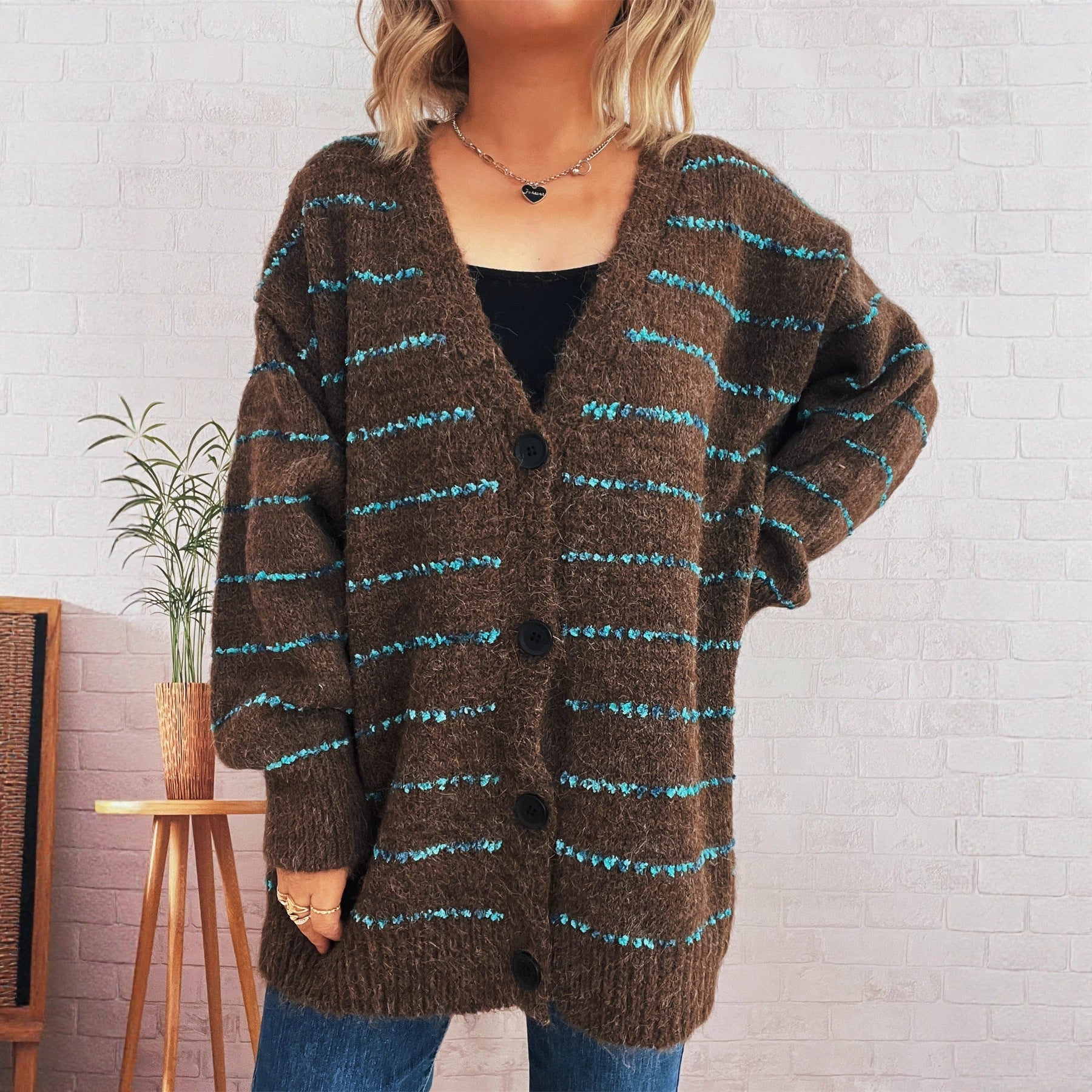 Damen grob strukturiertes Strickjäckchen mit buntem Streifenmuster R&B