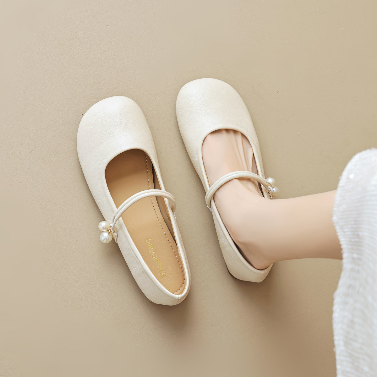 Damen Ballerinas mit modischem Riemchen und Perlenanhängern