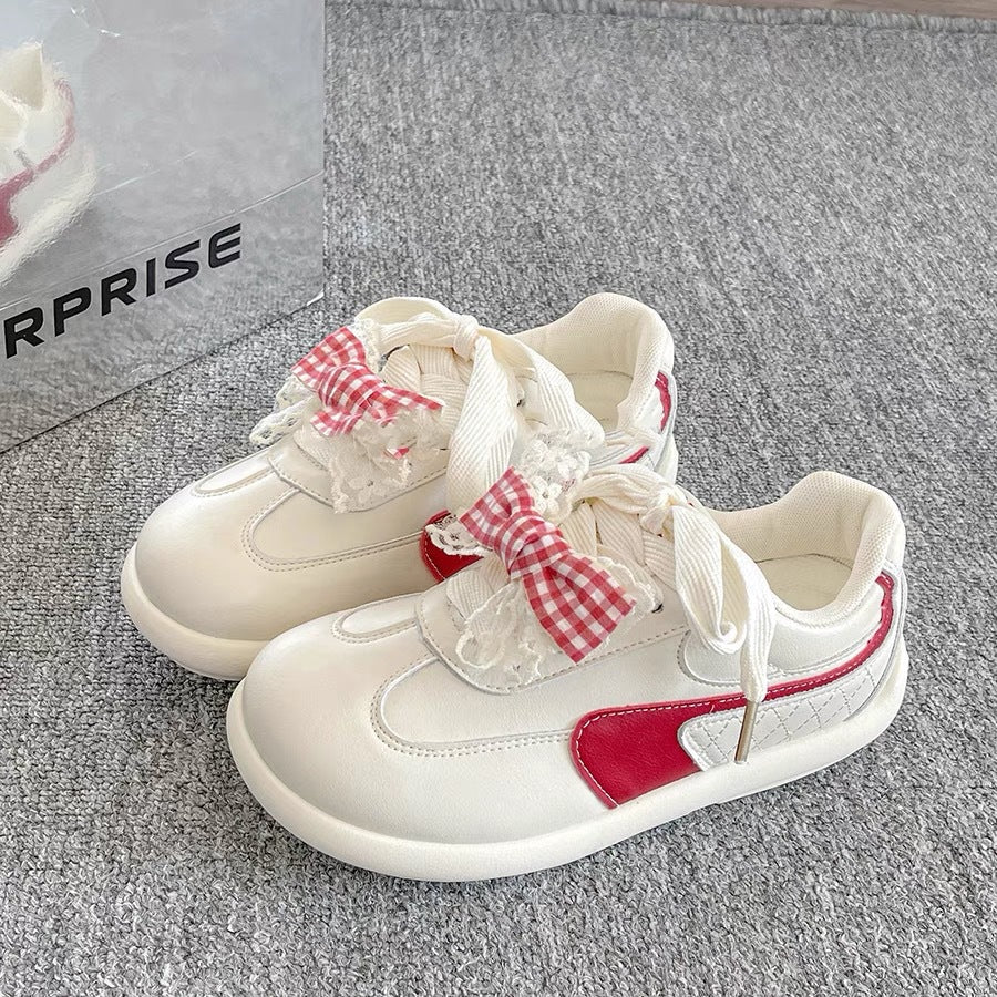 Damen Sneaker mit detailverliR&Btem Rüschen-Design und süßen Schleifen von R&B