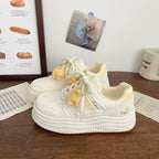 Damen Modische Sneakers mit verspielten Karomuster und komfortablen Schnürdetails
