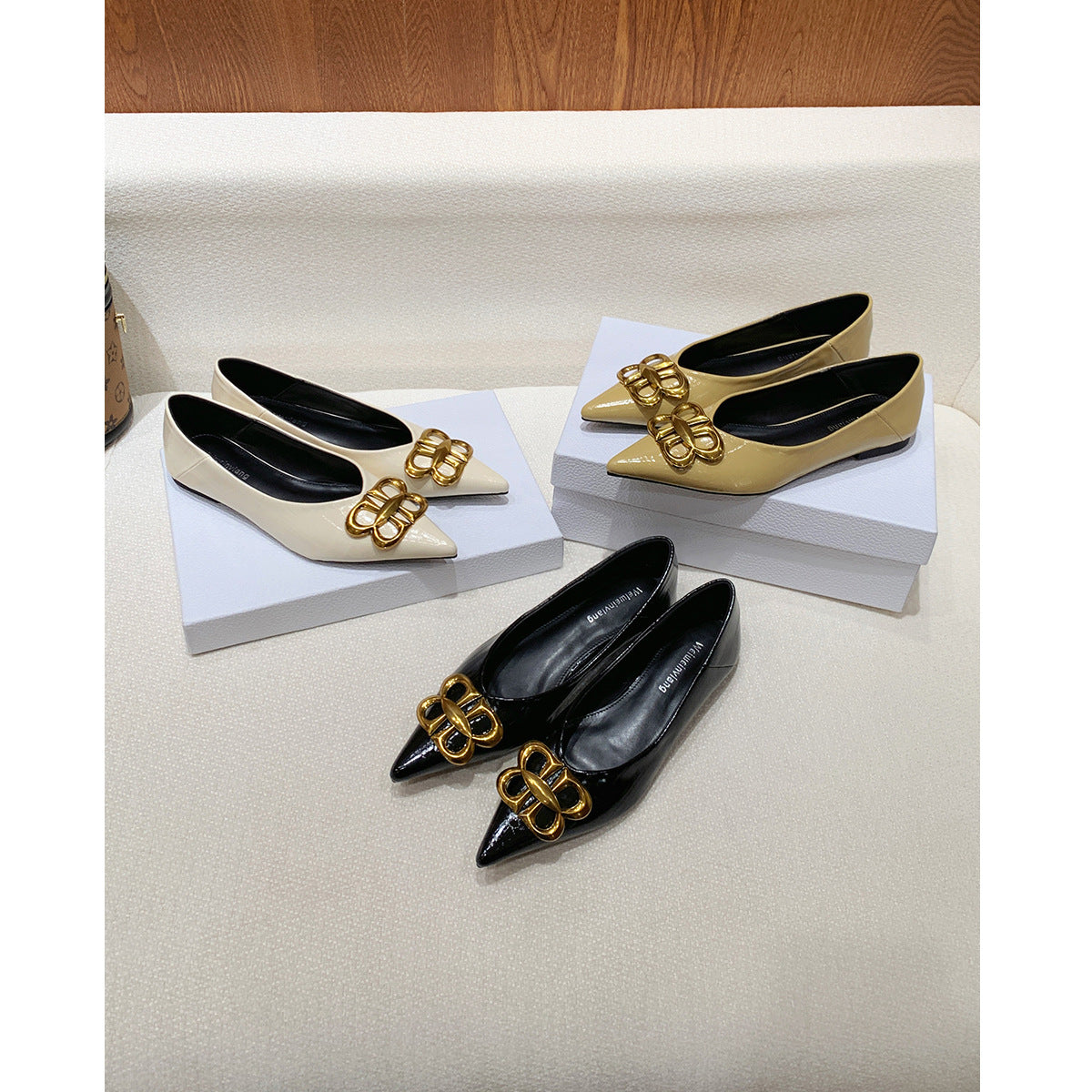 Damen Ballerinas mit elegantem Spitzenbereich und luxuriösem Schnallenakzent