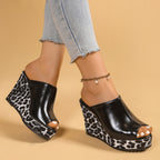 Damen Wedge-Pantoletten mit modischem Leopardenmuster und offenem Zehenbereich