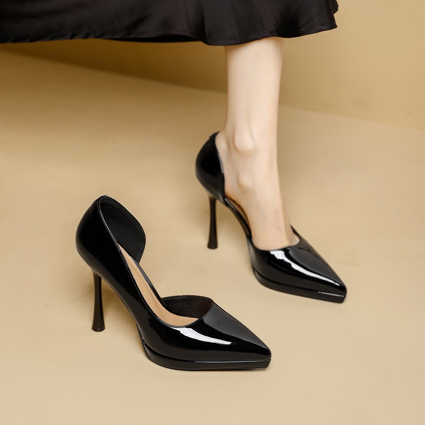 Damen elegante Stiletto-Pumps mit seitlichem Cut-Out und glänzender Oberfläche