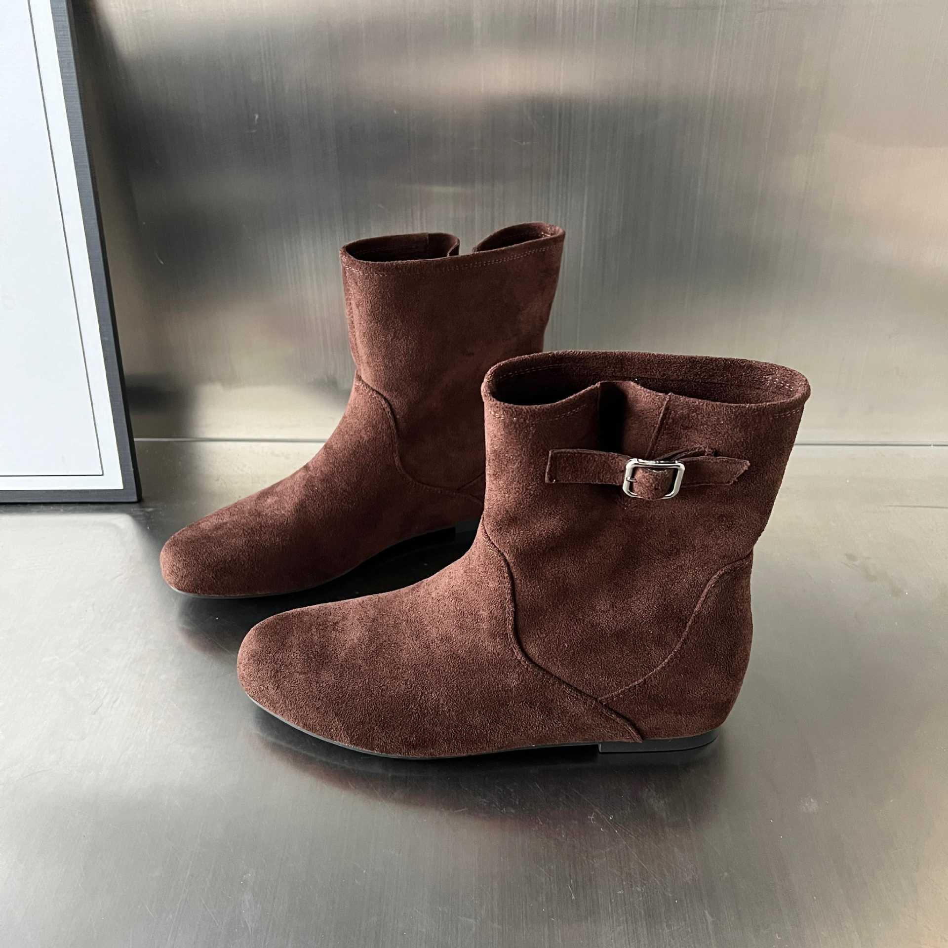 Damen elegante Stiefeletten aus weichem Wildleder mit modischem Schnallenverschluss R&B