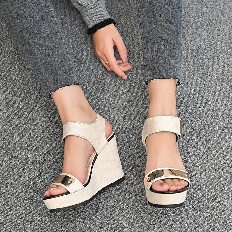 Damen nan Keilabsatz-Sandalette mit Plateau und metallischen Details R&B