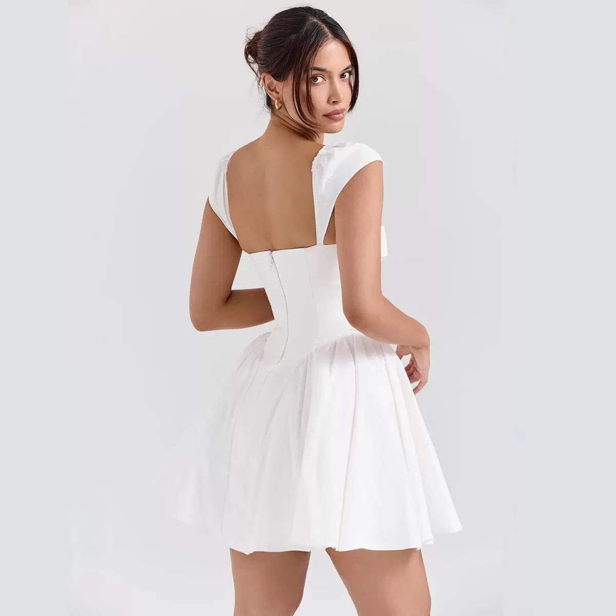 Damen verspielt geschnittenes Cortikleid mit voluminösen Puffärmeln