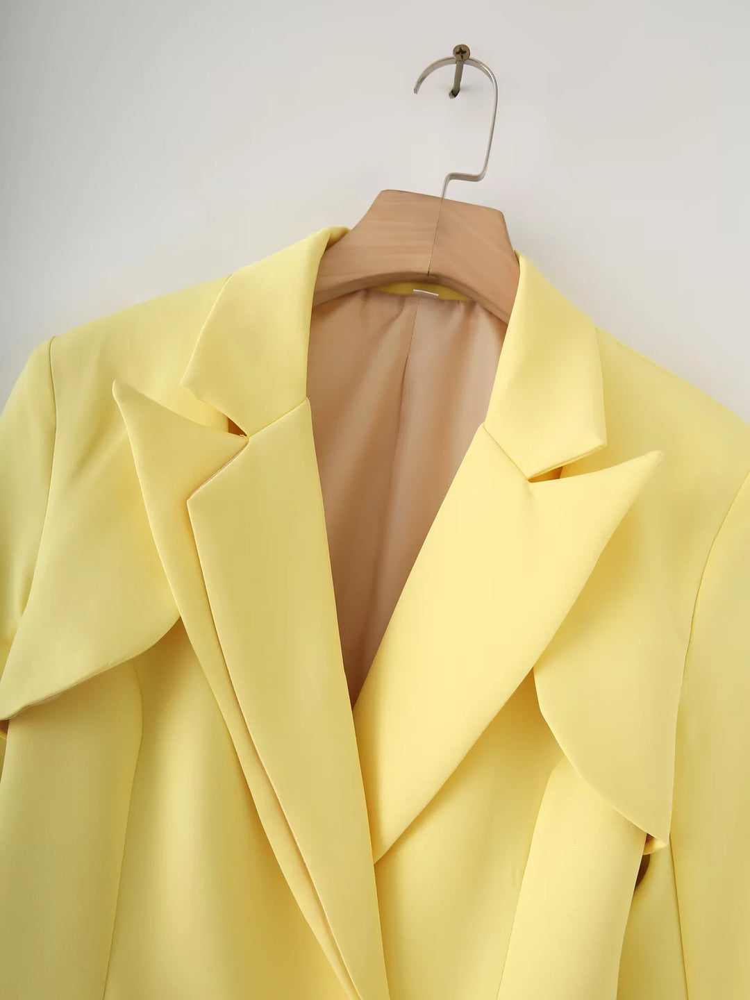 Damen strukturierter Blazer mit eleganten Klappärmel und dekorativem Verschluss R&B