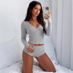 Damen Langärmliges Oberteil mit knopfbefestigtem V-Ausschnitt und bequemen Shorts