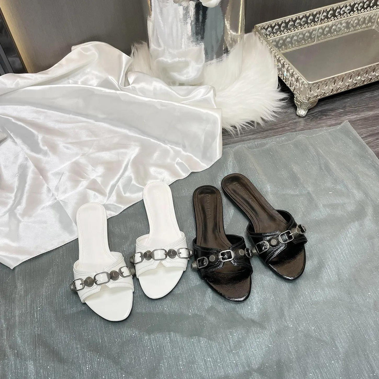Damen modische Pantoletten mit elegantem Kettendetail R&B