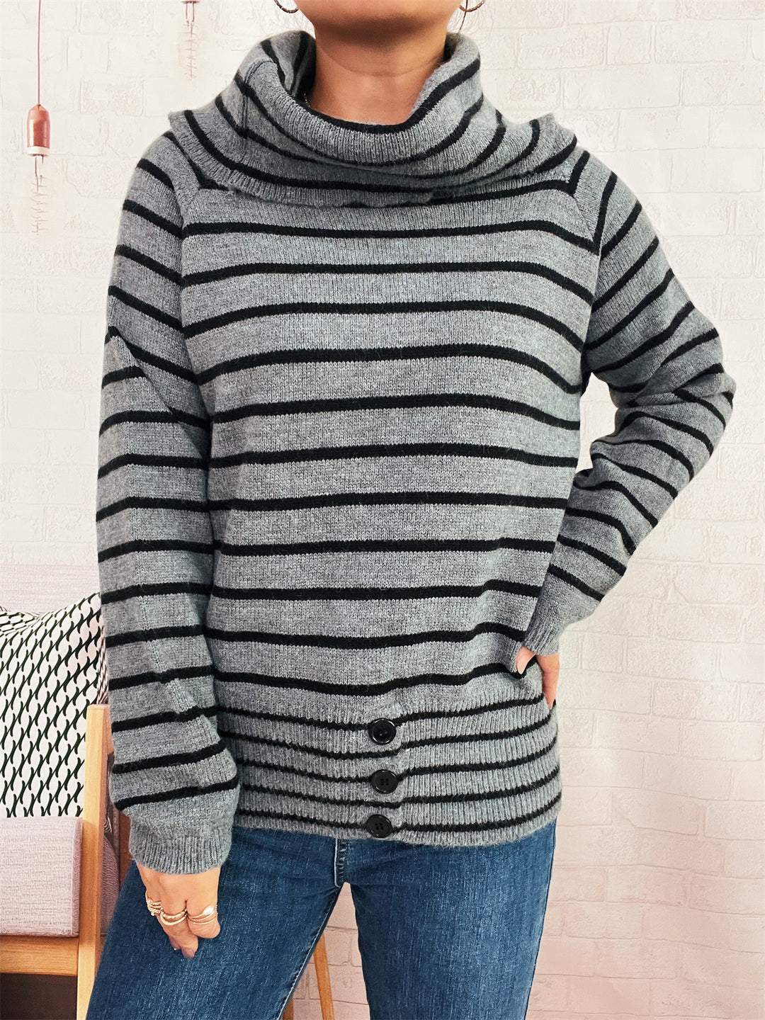 Damen Pullover mit weichem Kragen und dekorativen Knöpfen R&B