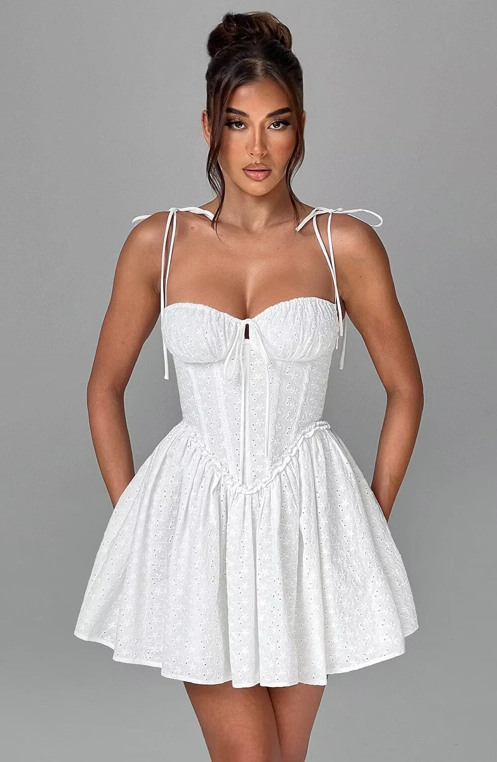 Damen verspieltes Sommerkleid mit Rüschendetails und zarten Trägern R&B