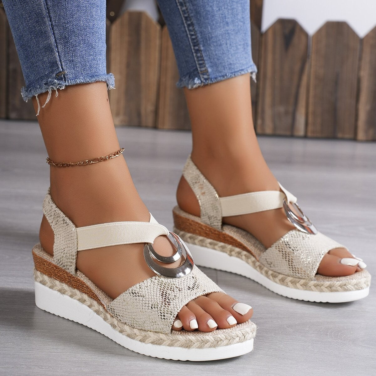Damen Wedge-Sandalen mit dekorativem Riemen und modischem Akzent R&B