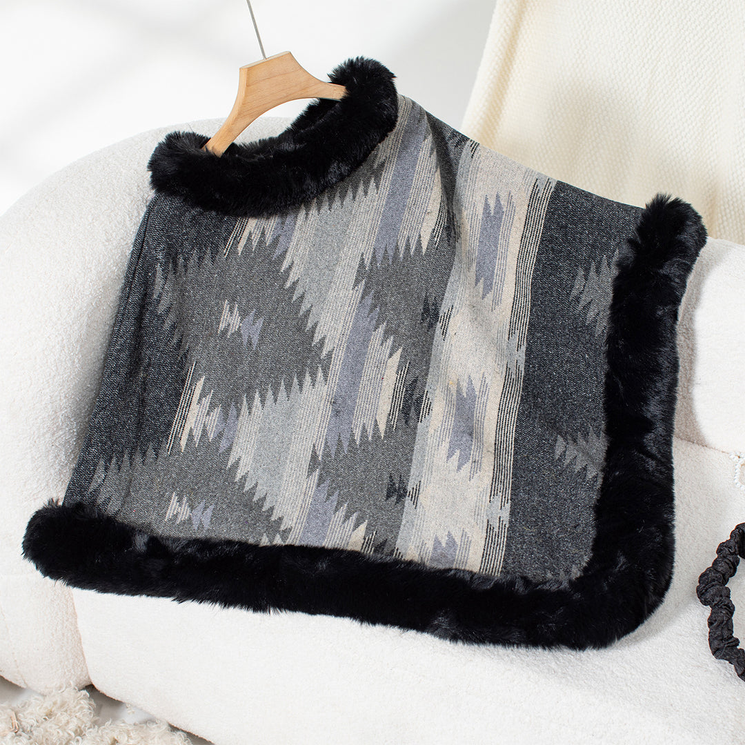 Damen Kuschelpullover mit hochwertigem Kunstfellbesatz und geometrischem Muster R&B