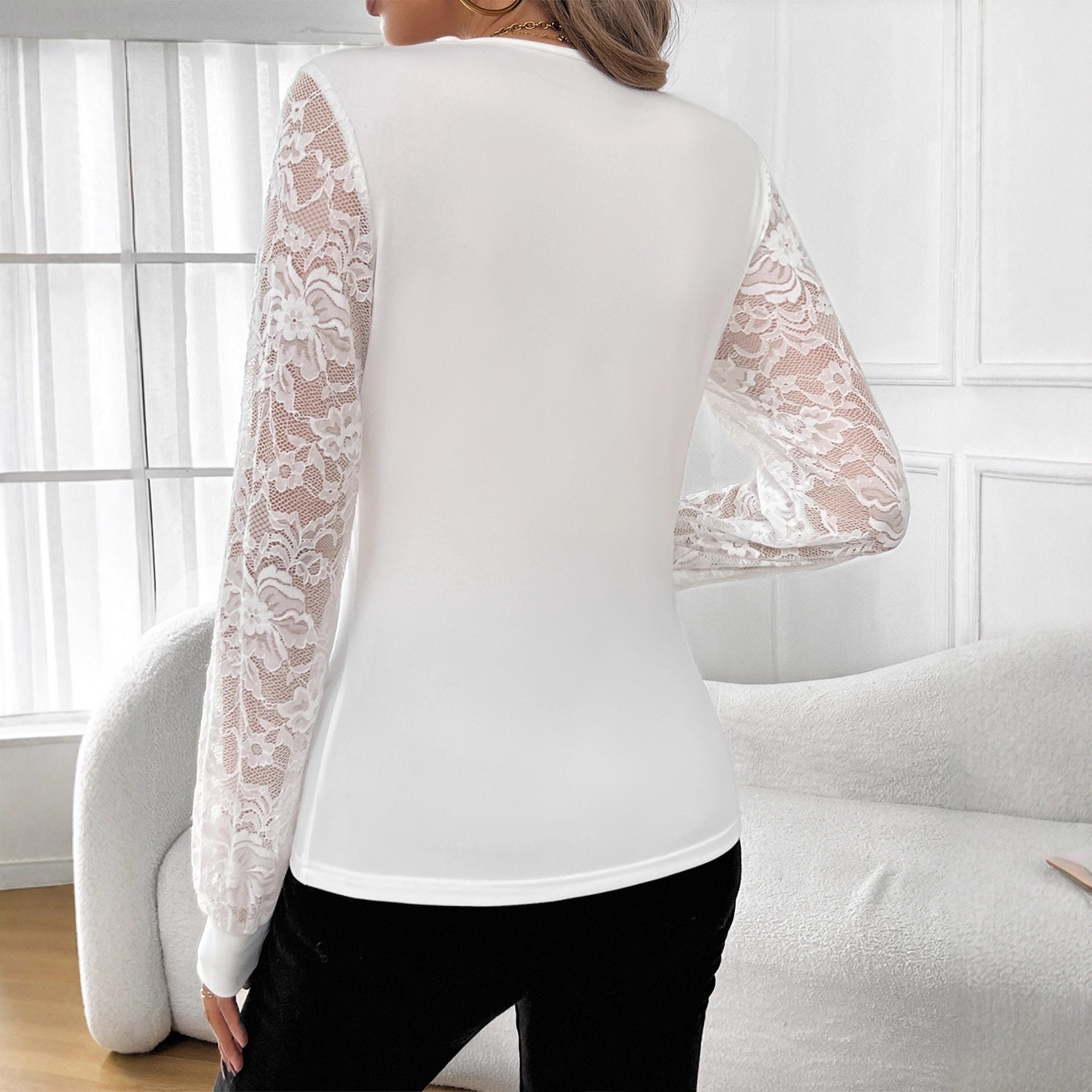 Damen nan figurbetontes Spitzenshirt mit V-Ausschnitt, transparenten Spitzenärmeln und Strassbesatz R&B