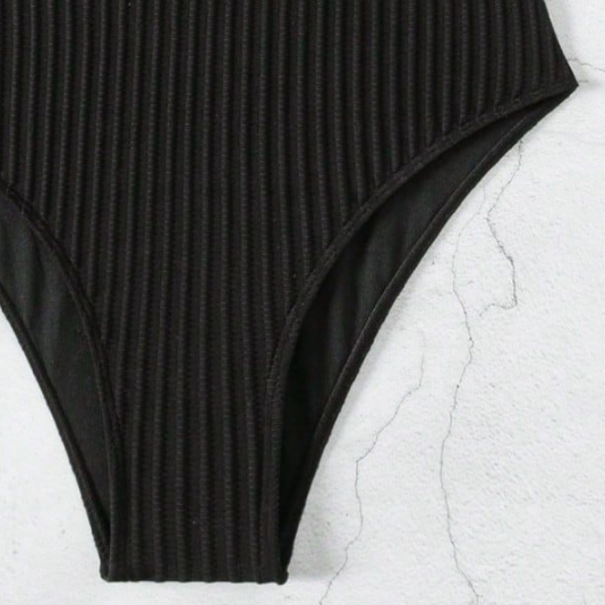 Damen Einteiler Badeanzug mit modischen Cut-Outs und elegantem Ringdetail