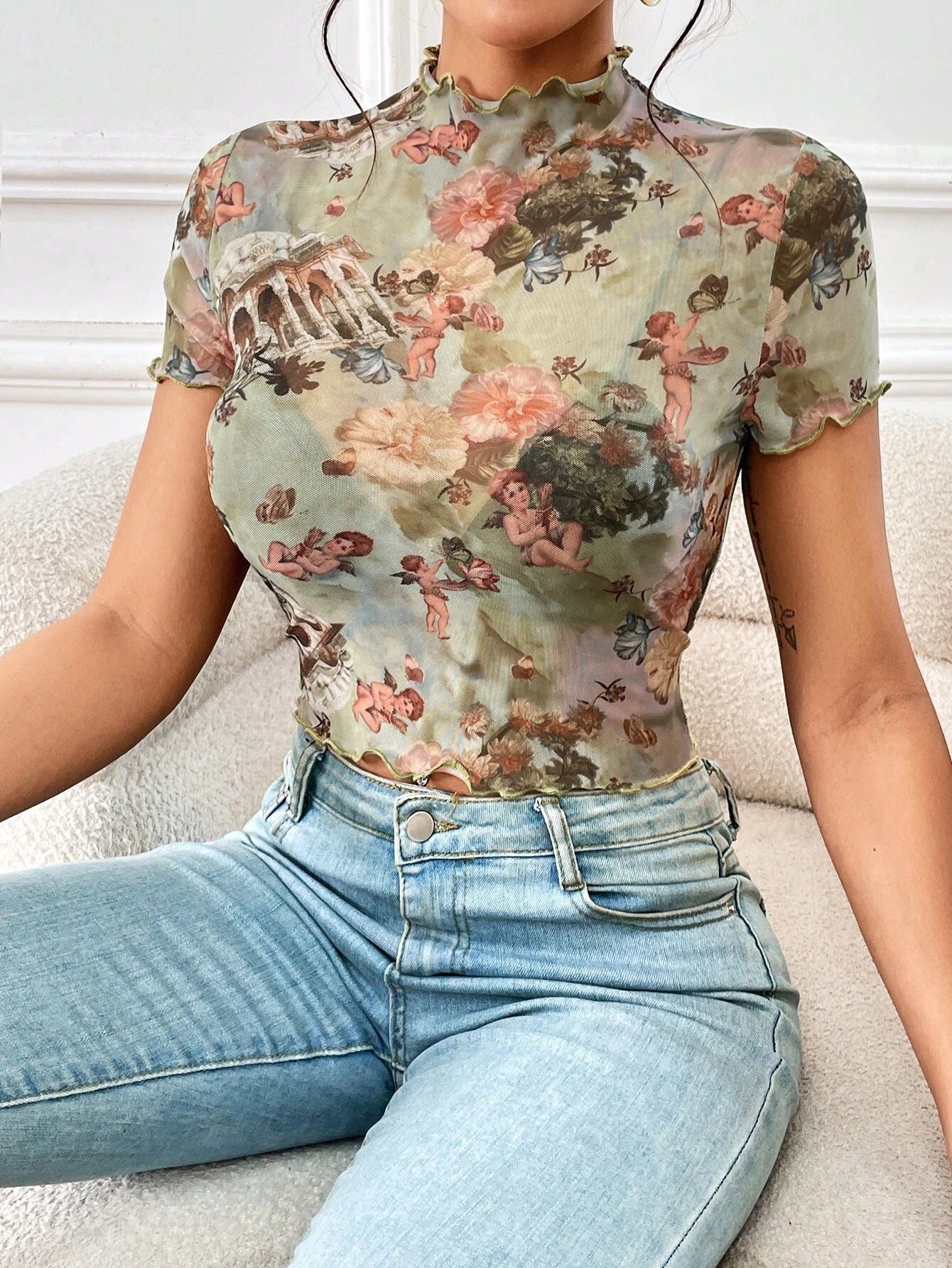 Damen nan figurnahes transparentes Mesh-Top mit barockem Engeldruck, Stehkragen und Kräuselsaum R&B