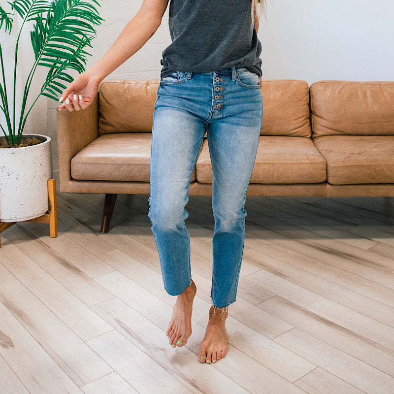 Damen High-Waist Jeanshose mit Knopf-Detail und modischem Fransenabschluss R&B