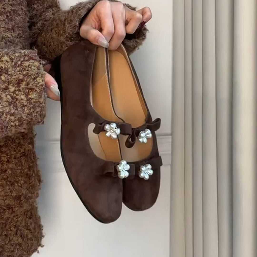 Damen Ballerina-Schuhe mit dekorativem Blumenakzent und flexiblem Riemchen R&B