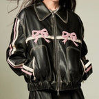 Damen Modische Kunstlederjacke mit dekorativen Schleifen und sportlichen Streifen