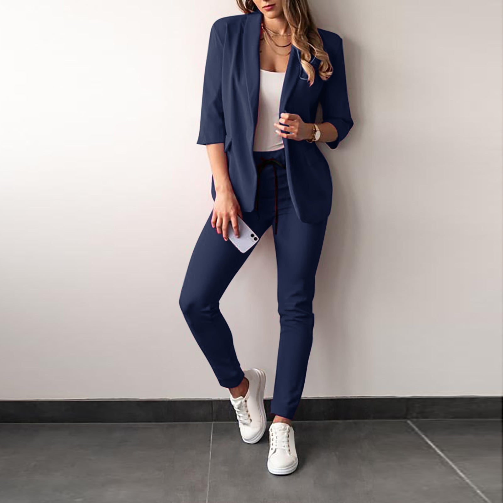 Damen elegantes und modernes Anzug-Set mit tailliertem Blazer und schmalen Hosen